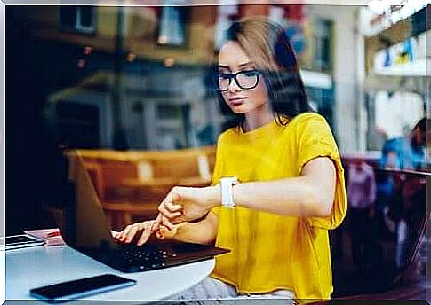 Girl works on laptop