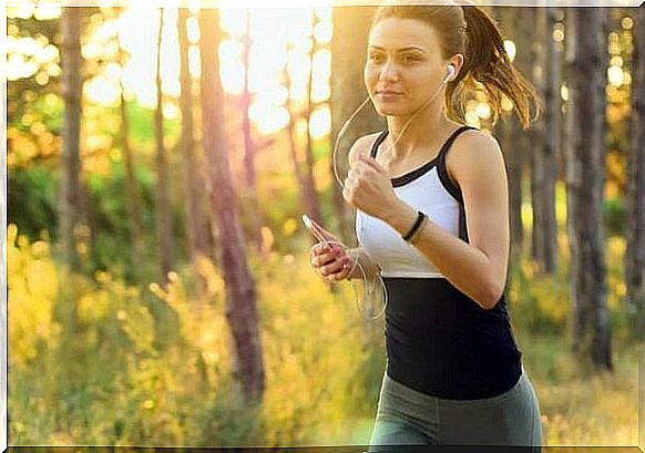 Woman running: exercise that is good for the brain